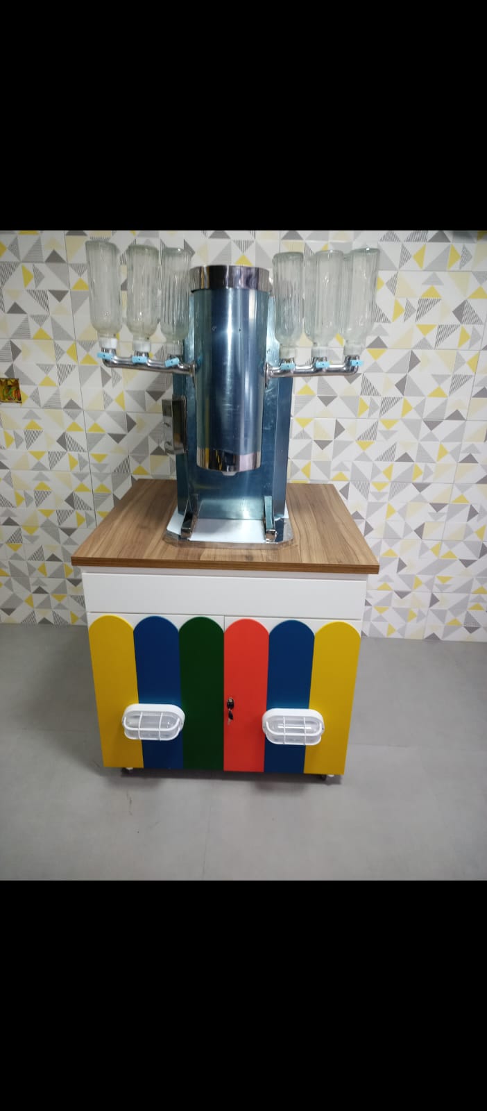 Carrinho sob medida com máquina de sorvete, tampo de madeira e frente colorida.